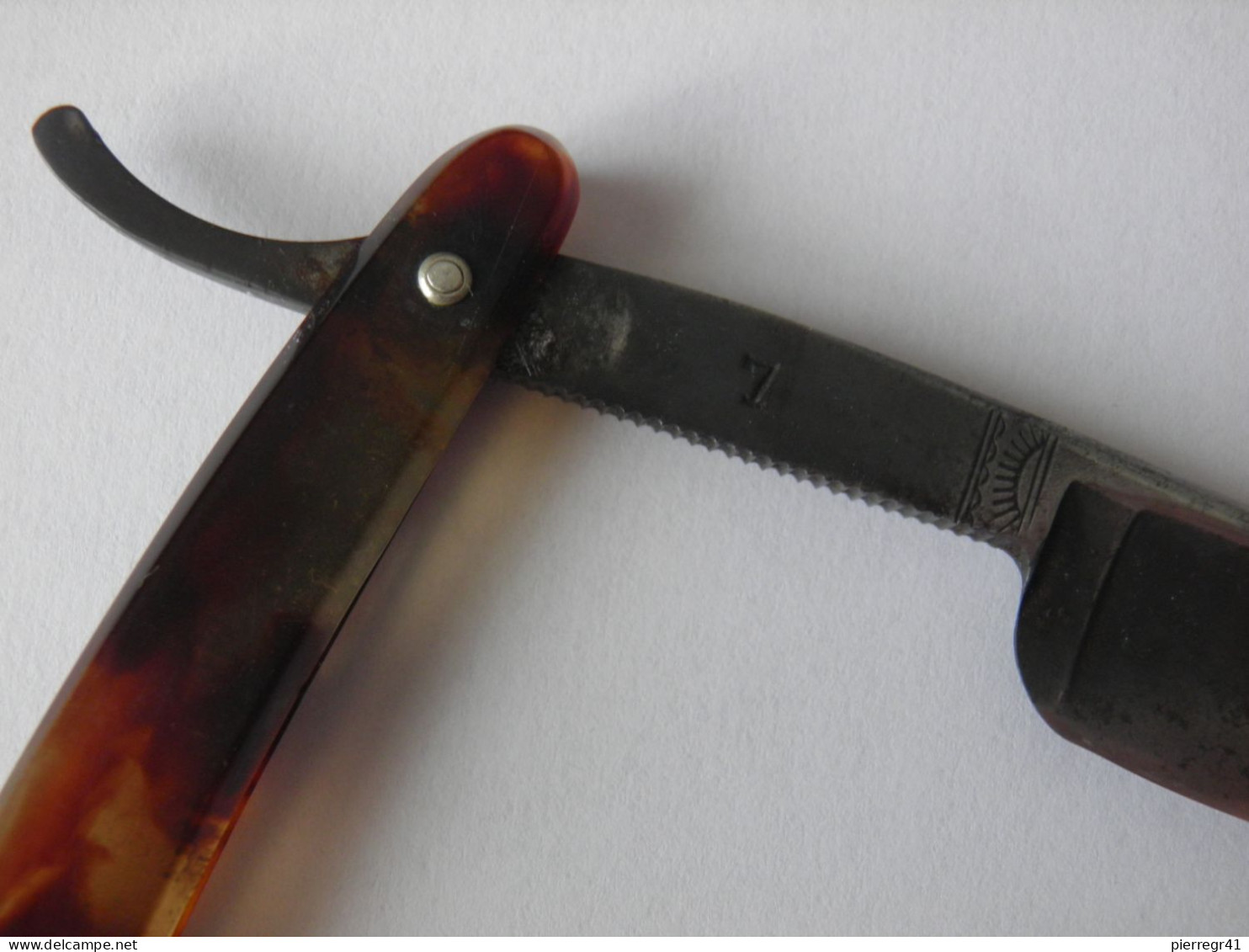 RASOIR-COUPE CHOU-VERS 1950 FAYEL Paris-Lame N° 7-CHASSE-Brune-Transparente- MATIERE BAKELITE ?-BEe/Etui - Toebehoren