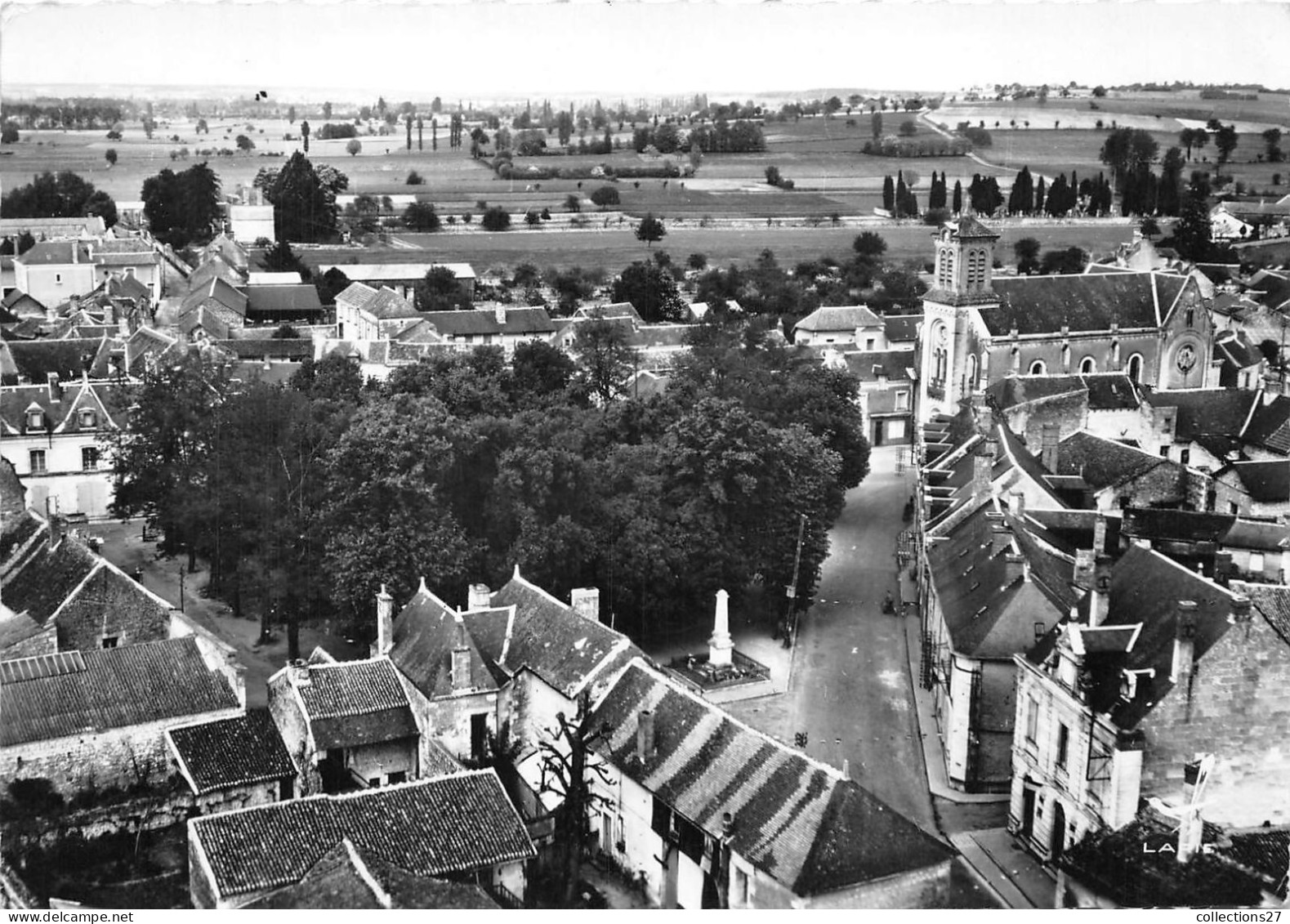 86-SAINT-GERVAIS- LE MONUMENT AUX MORTS VUE DU CIEL - Saint Gervais Les Trois Clochers