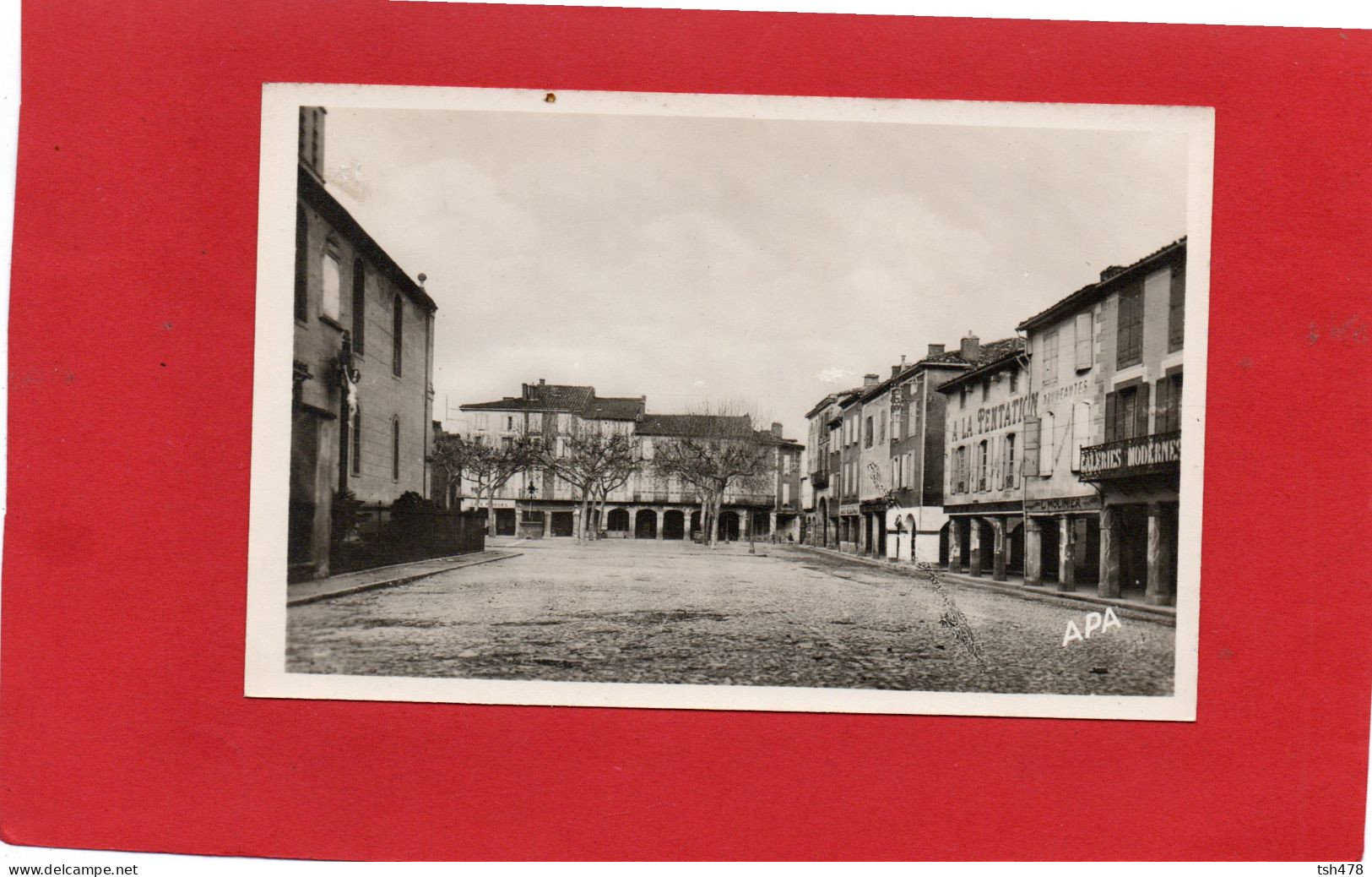 81----REALMONT---Place De L'église Et Arcades---voir 2 Scans - Realmont