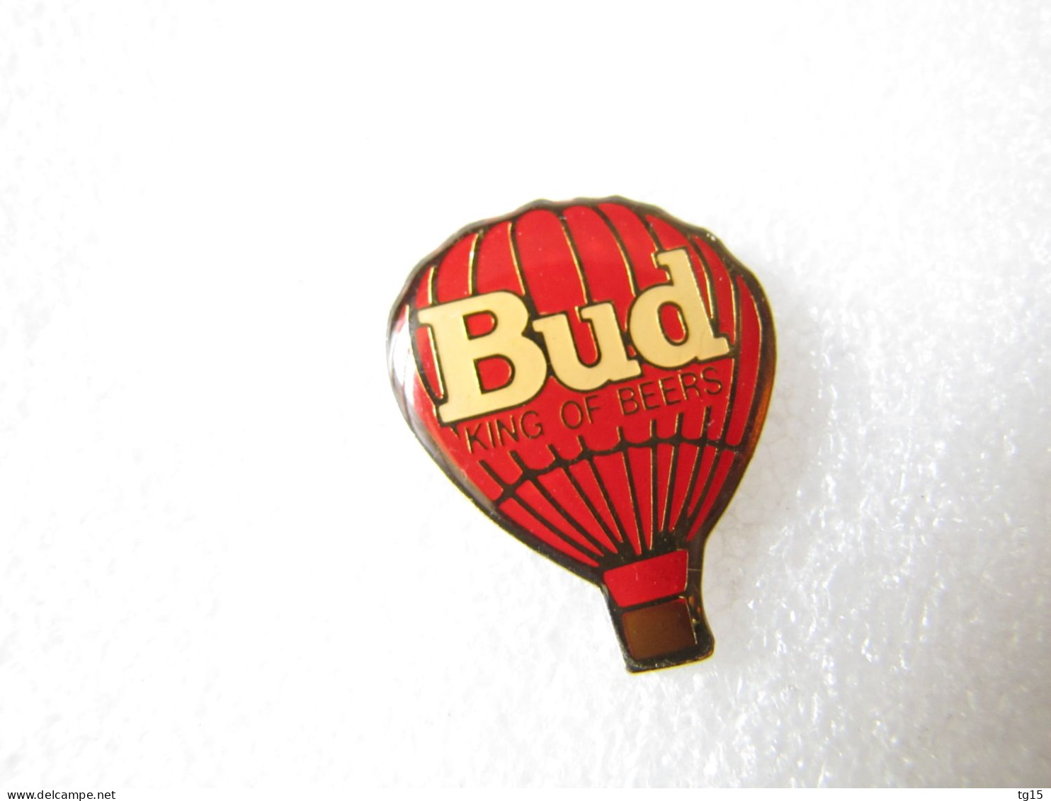 PIN'S    MONTGOLFIERE   BALLON  BUD    KING OF  BEERS  BIÈRE  Belle Qualité - Fesselballons