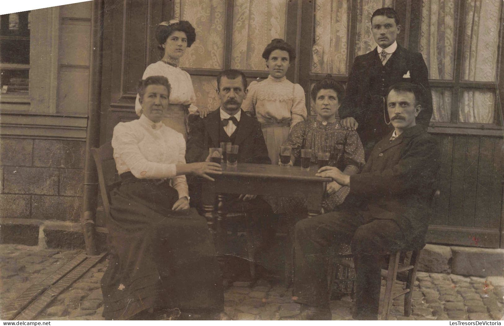 CARTE PHOTO - Famille Rassemblée Autour D'une Table - Verres - Rue - Auberge - Animé - Carte Postale Ancienne - Photographie