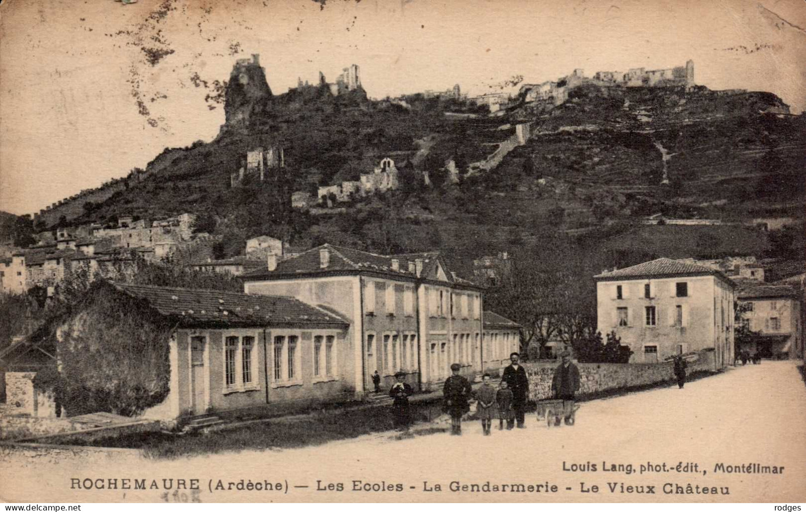 07 , Cpa  ROCHEMAURE , Les Ecoles , La Gendarmerie , Le Vieux Chateau  (01943.M.23) - Rochemaure