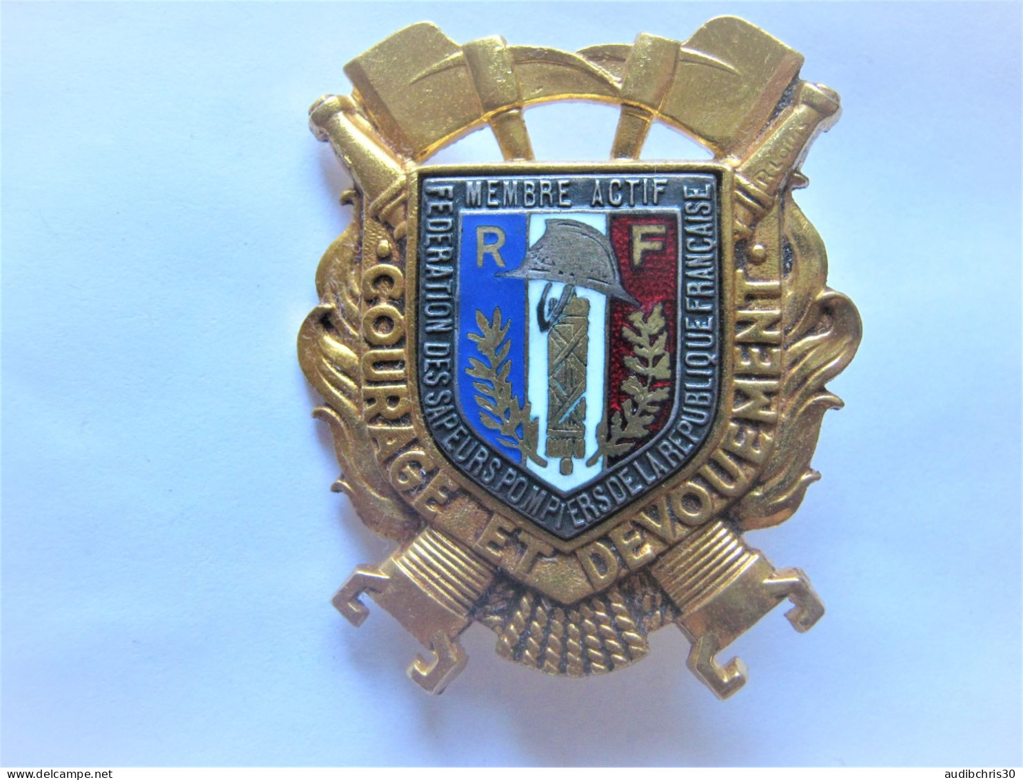 ANCIEN INSIGNE EMAIL DES SAPEURS POMPIERS MEMBRE ACTIF DE LA F.S.P.R.F ARTHUS BERTRAND PARIS - Pompiers