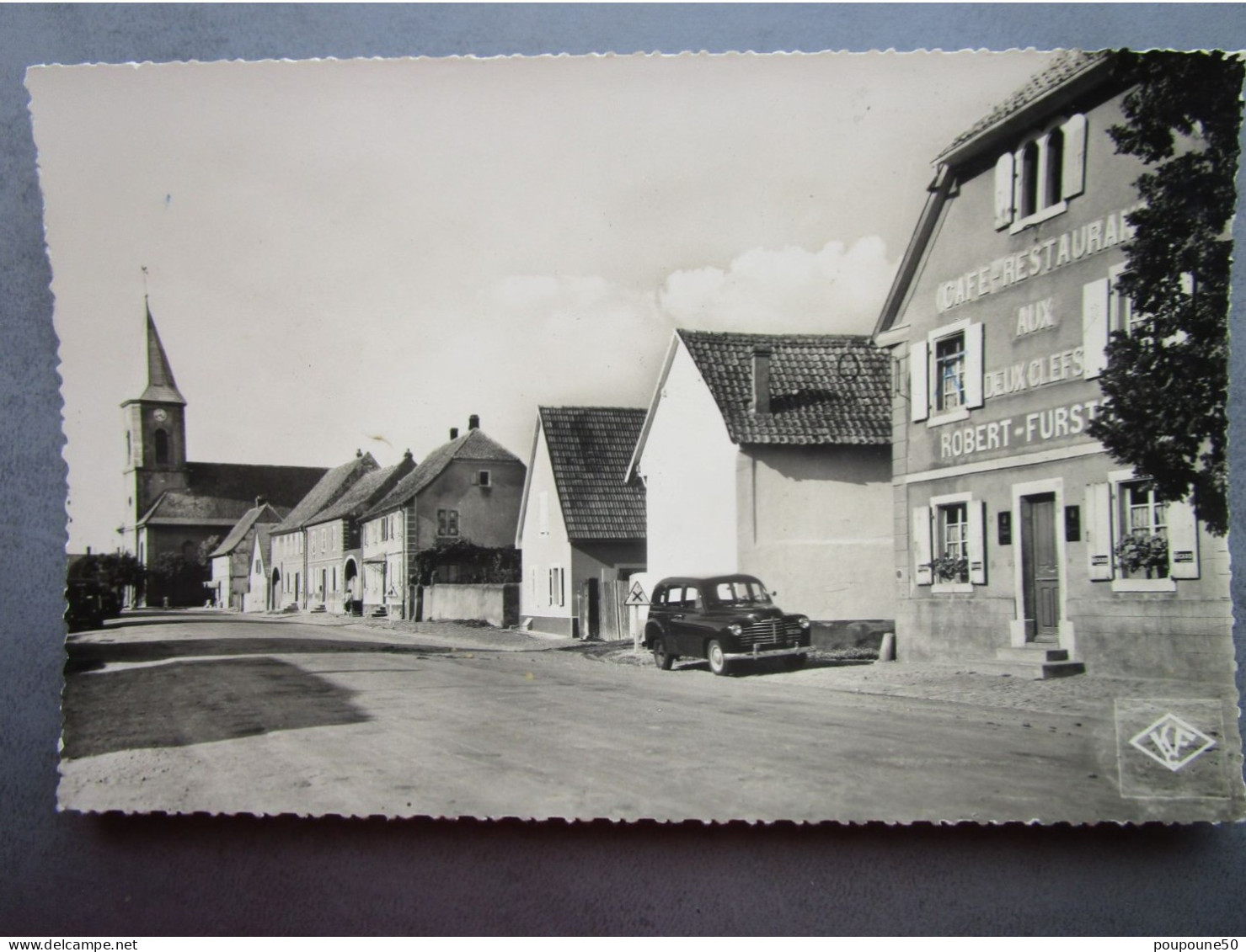 CP 68 Haut Rhin FESSENHEIM -  Rue Principale  Café Restaurant  Robert Furstoss " Aux Deux Clefs  " Voiture 1950 - Wintzenheim