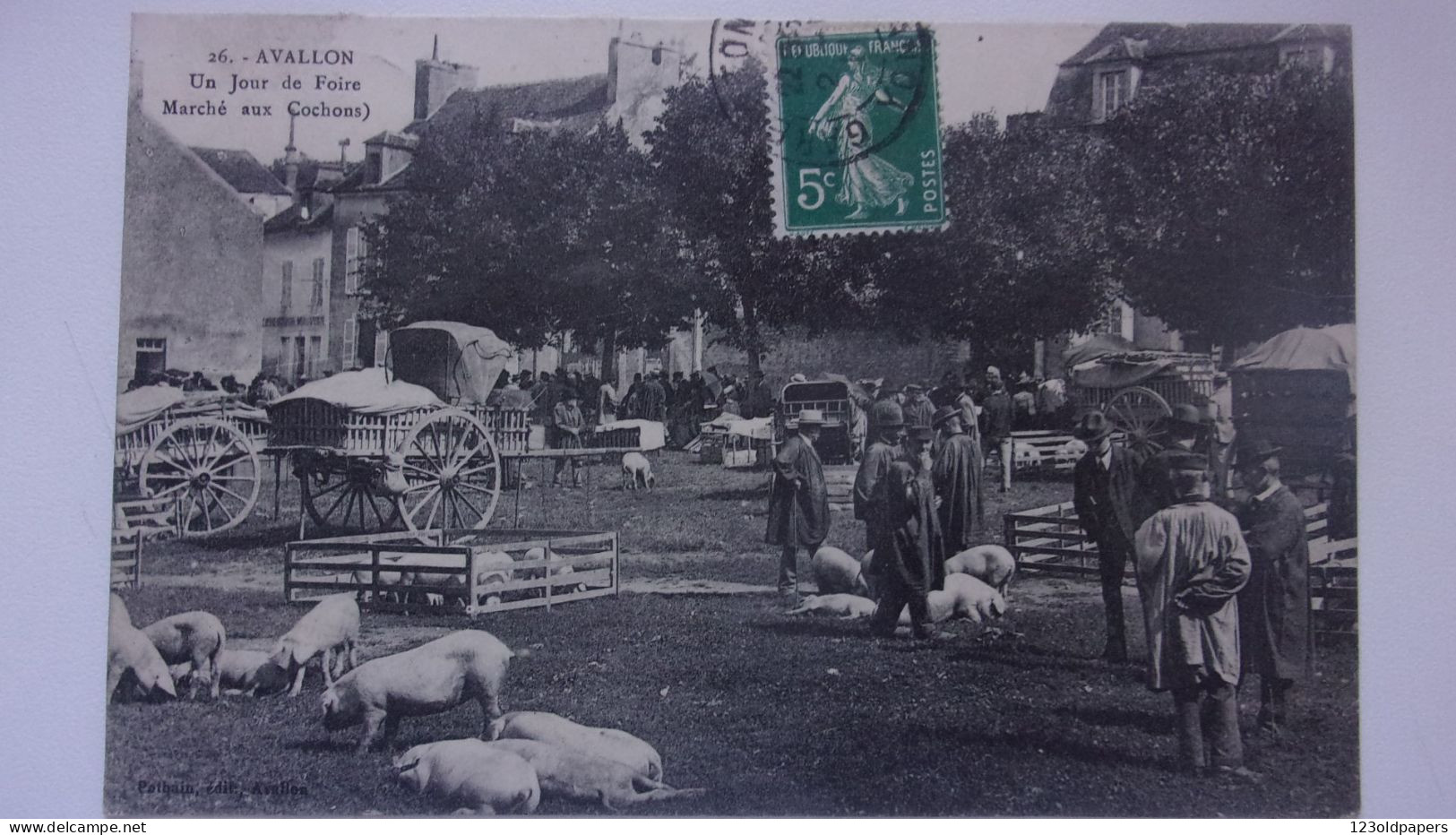 Avallon Un Jour De Foire Marchands De Cochons  89 Yonne - Cochons