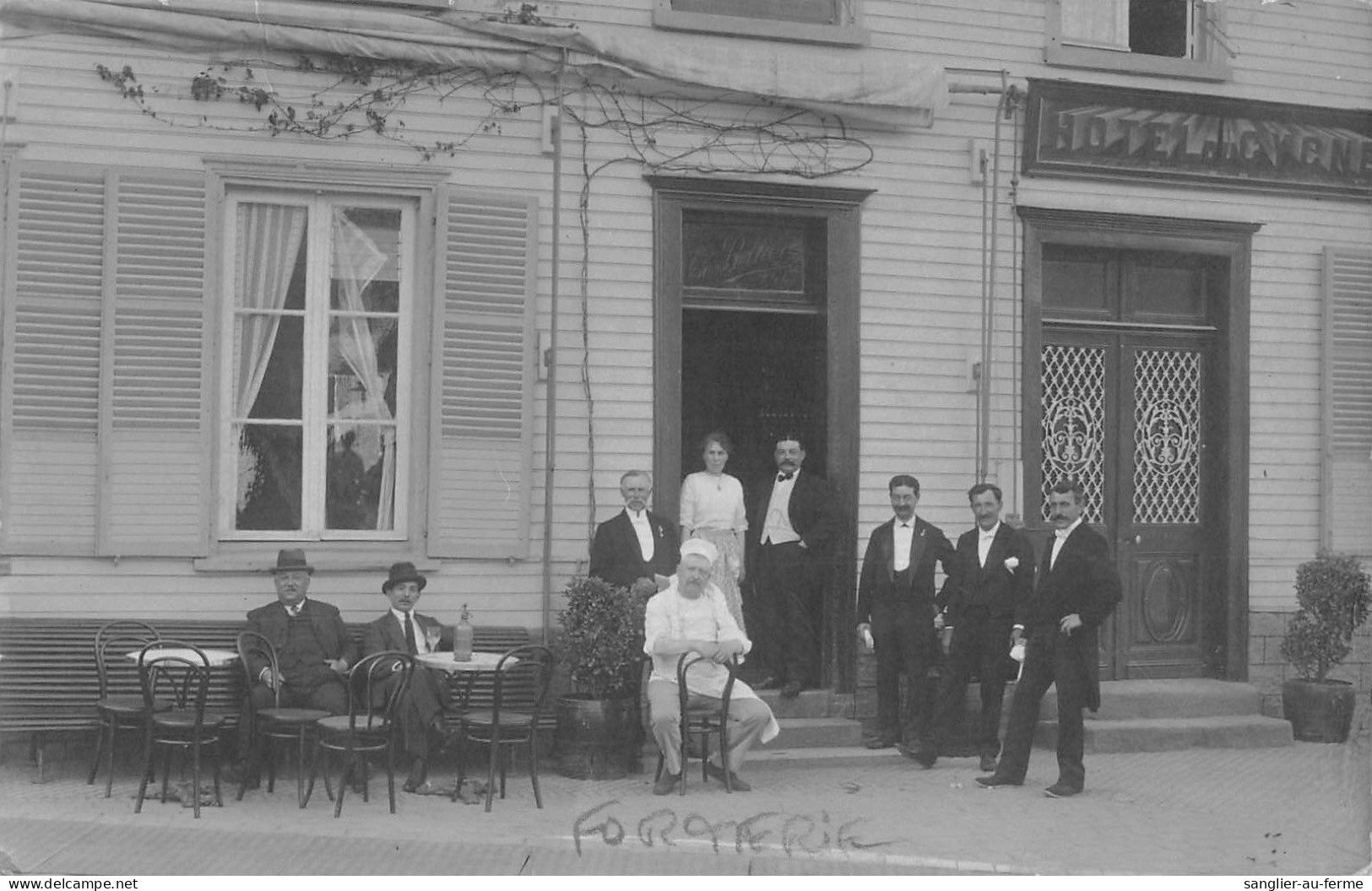 CPA 60 FORMERIE / CARTE PHOTO / SITUEE AU VERSO / HOTEL DU CYGNE / PROPRIETAIRE BELLIERE - Formerie