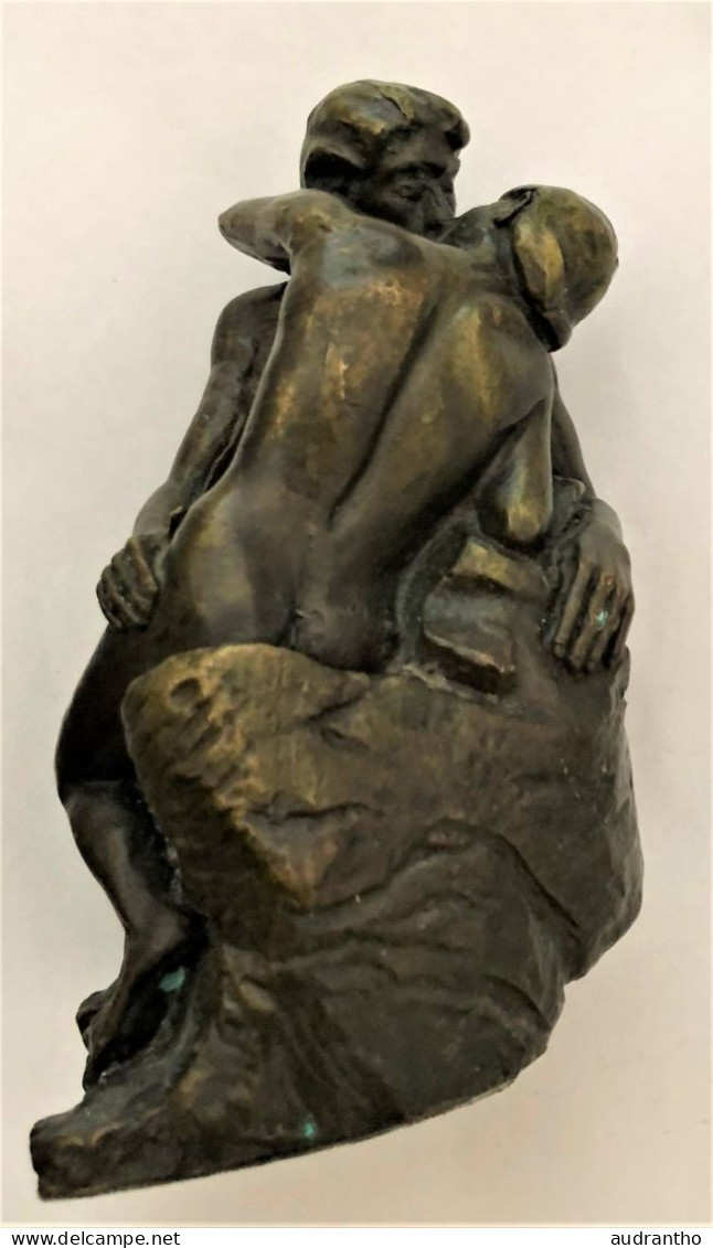 Le Baiser De Rodin. Statuette Reproduction En Bronze. H. 12 Cm. - Bronzes