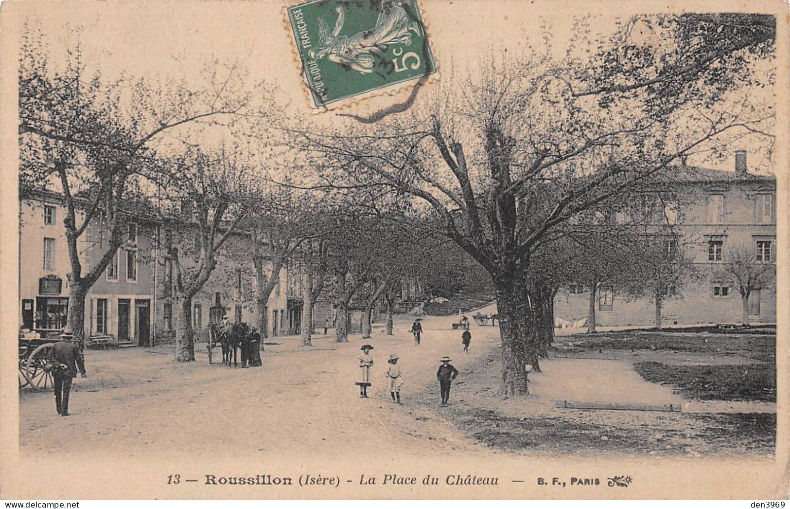 ROUSSILLON (Isère) - La Place Du Château - Voyagé 1913 (2 Scans) Mme Guillotte à Elise Caillat 12 Rue Vieil Monnaie Lyon - Roussillon