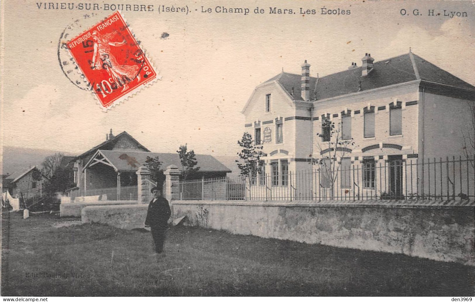 VIRIEU-sur-BOURBRE (Isère) - Le Champ De Mars, Les Ecoles - Voyagé 1910 (2 Scans) Marchand Chaussures Pont-de-Beauvoisin - Virieu