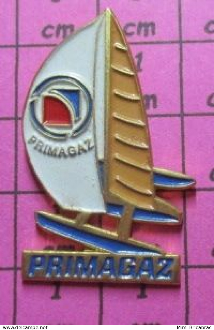 410D Pin's Pins / Beau Et Rare / SPORTS / VOILE TRIMARAN PRIMAGAZ Par BADGES IMPACT - Sailing, Yachting