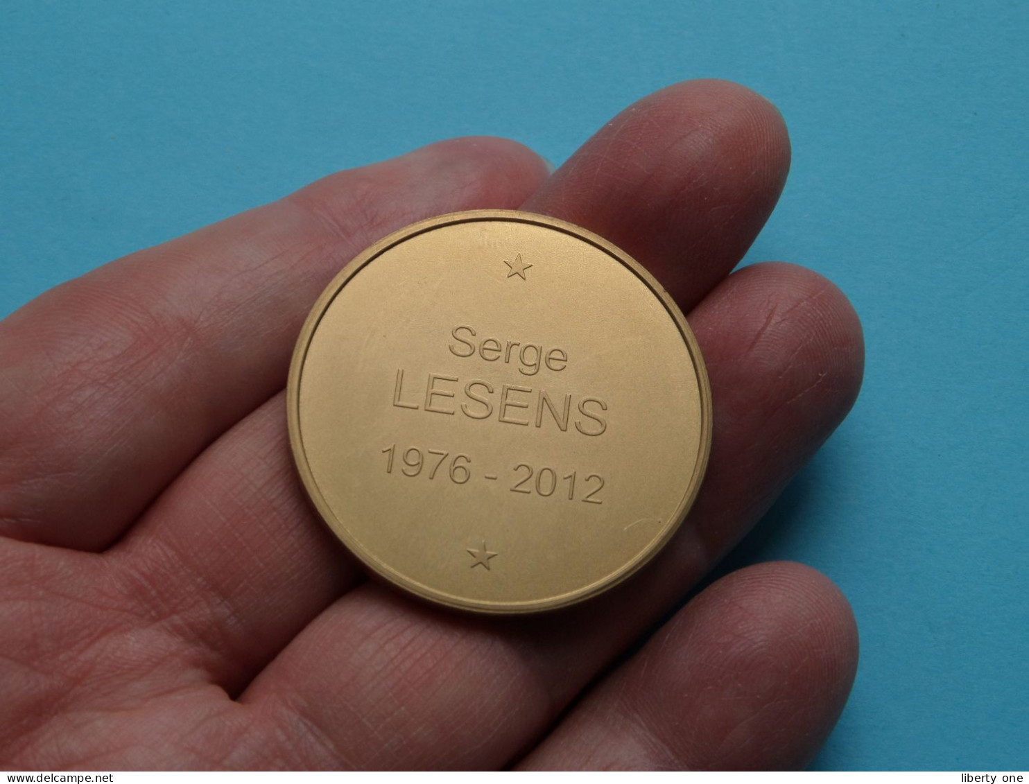 SERGE LESENS 1976 - 2012 >>> Schrijver (?) Pluim / Veder ( Zie / Voir SCANS ) 22 Gr. / 37 Mm. ! - Autres & Non Classés