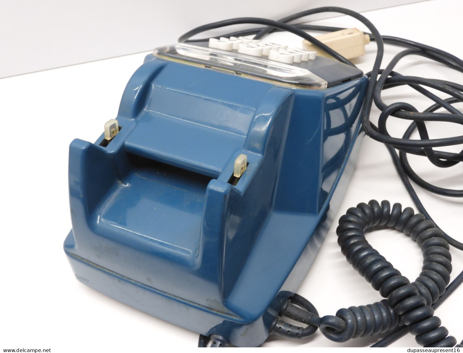 - TELEPHONE A TOUCHES VINTAGE Couleur BLEUE COLLECTION DECO XXe De Grenier    E - Telephony