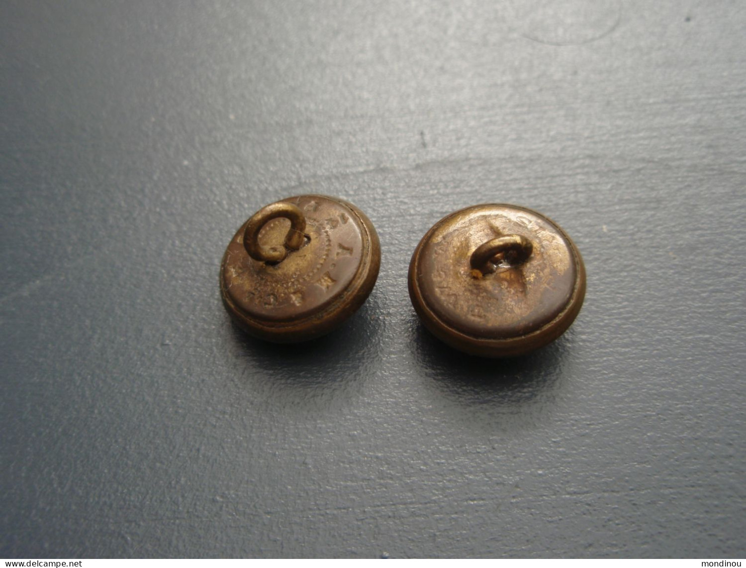 Deux Jolis Petits  Boutons à L'ancre De Marine . 14.5 Mm - Un Avec Couronne - Paris & 14 Mm Paris - Boutons