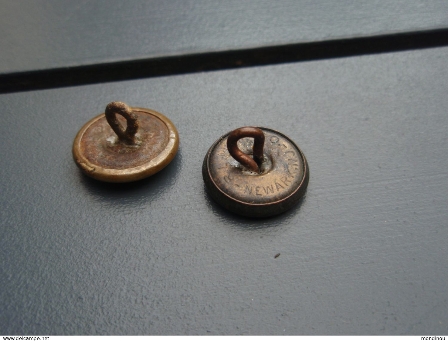 Deux Jolis Petits  Boutons Américains - Le Clair = 15.5 Mm, Le Foncé = 15 Mm - Knoppen