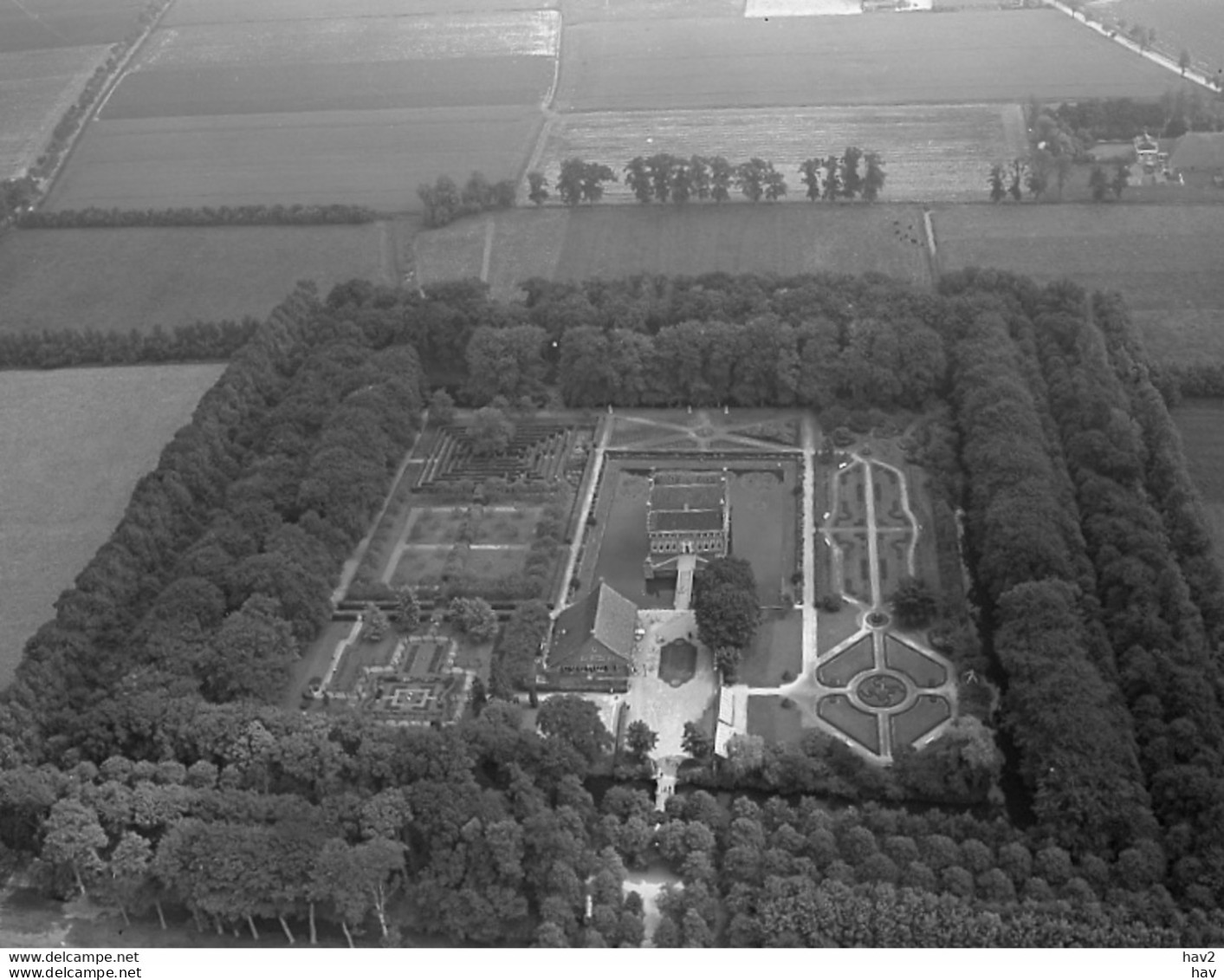 Uithuizen, Menkemaborg, Luchtfoto LF654 - Uithuizen