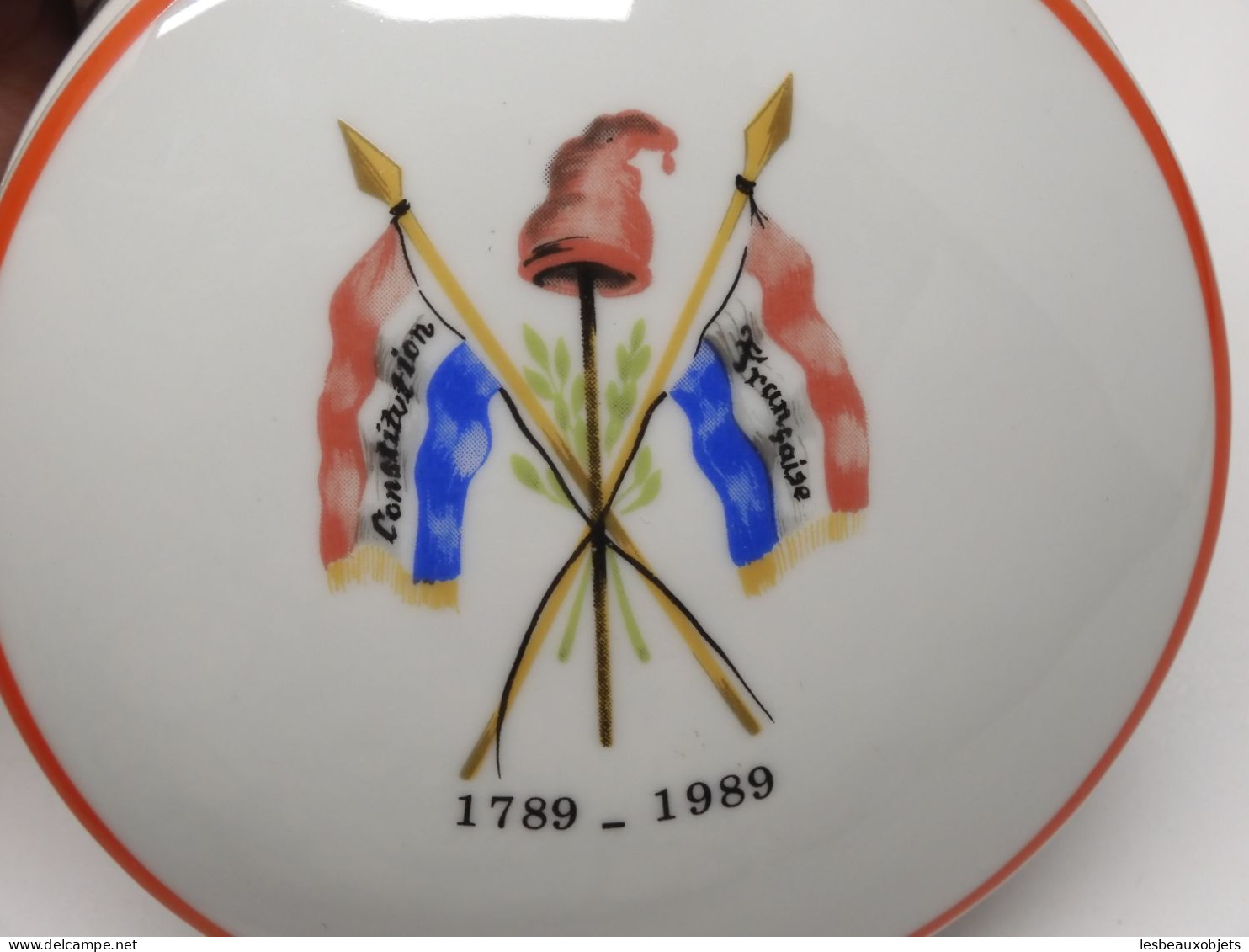 -BONBONNIERE PORCELAINE 1789/1989 DRAPEAUX BLEU BLANC ROUGE BONNET FRYGIEN   E