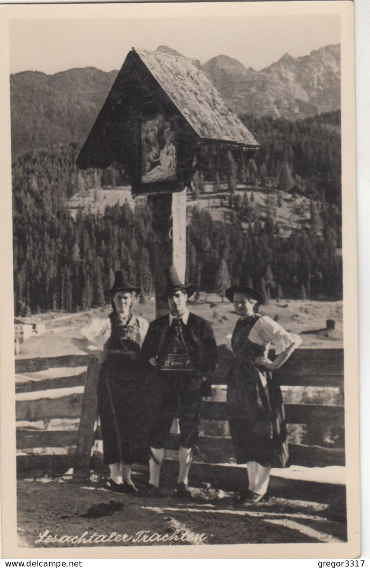 D2361) LESACHTAL - Lesachtaler TRACHTEN - 2 Frauen U. Mann Vor Kreuz ALT 1954 - Lesachtal