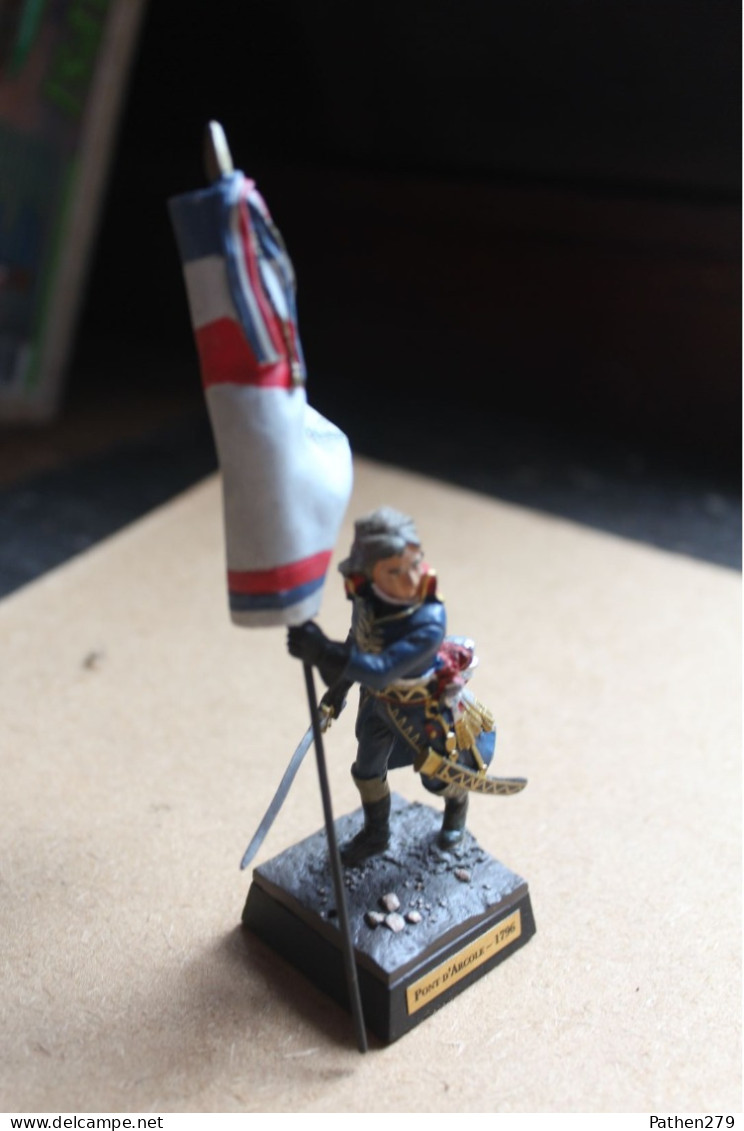 Figurine Général Bonaparte Au Pont D'Arcole Avec Drapeau - Figurines