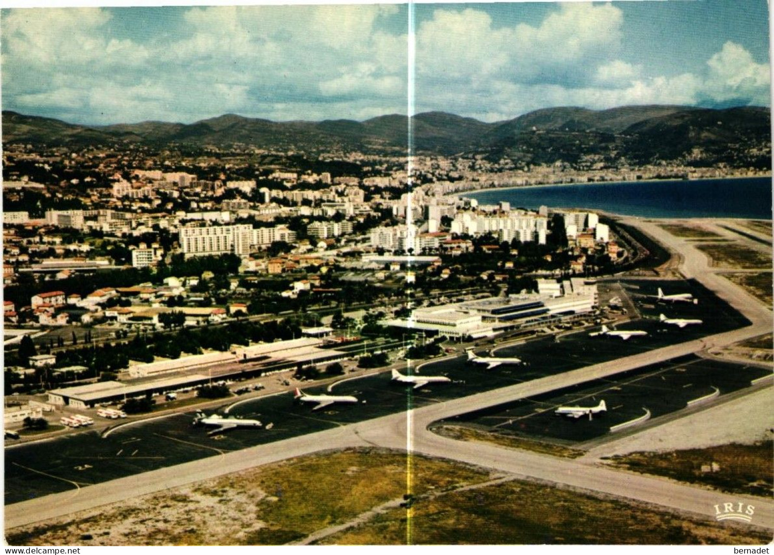 06 . AEROPORT DE NICE . LE HALL DE L AEROGARE  . VUE AERIENNE DE L AEROPORT   ( Trait Blanc Pas Sur Original ) - Transport (air) - Airport