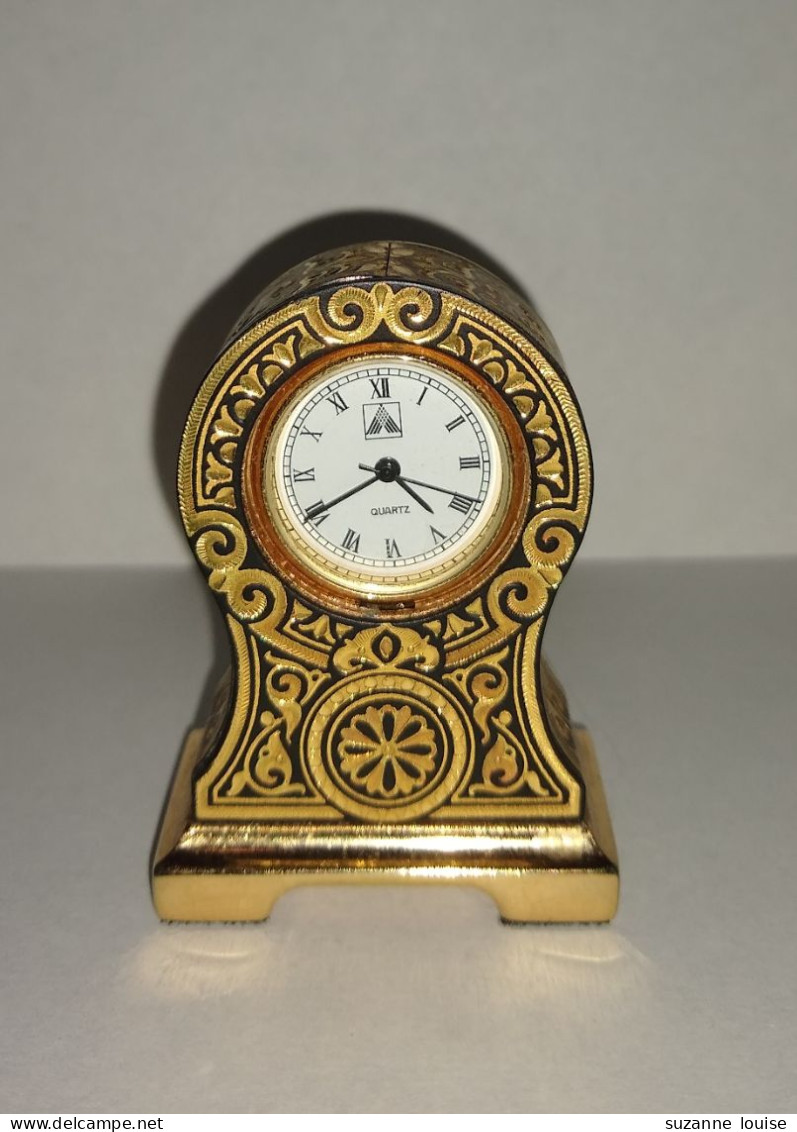 Mini Pendule Or De Tolède  5 Cm  A Quartz    Fonctionne - Clocks