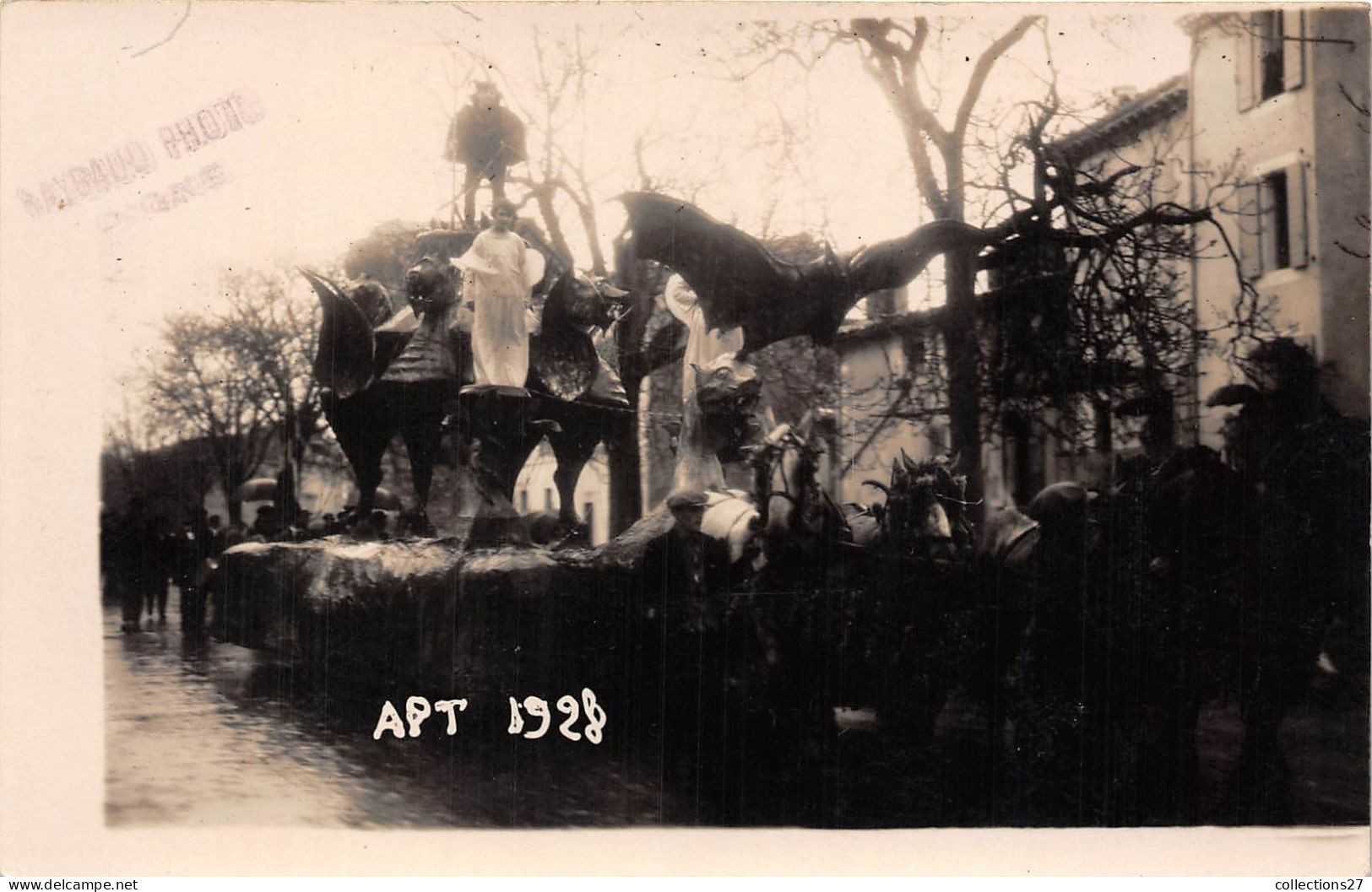84-APT- CARTE PHOTO - CAVALCADE 1928 CHAR LES ANGES DU MAL - Apt