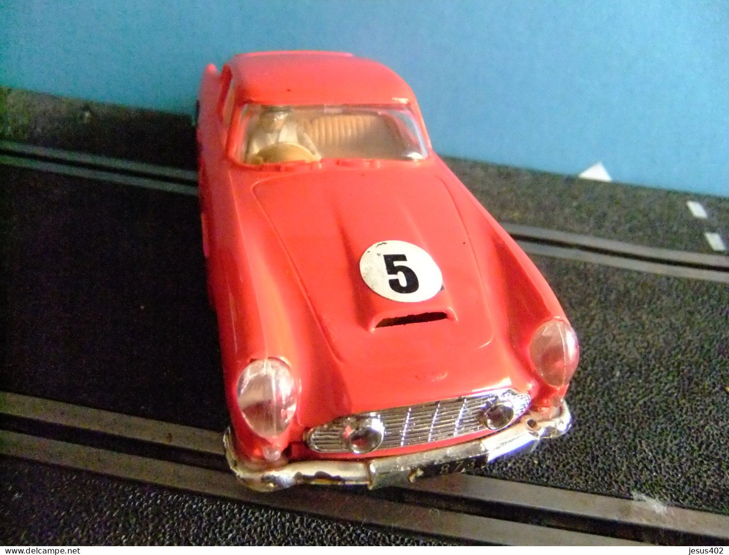 VOITURE SCALEXTRIC TRI-ANG ASTON MARTIN GT ROUGE DB 4 PHARES AVEC LUMIÈRES - Circuits Automobiles