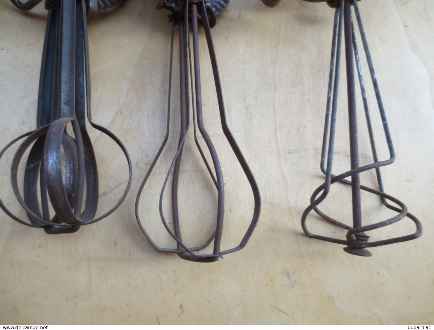 Outils, ustensiles de la cuisine : lot de 7 BATTEURS manuels à manivelle.