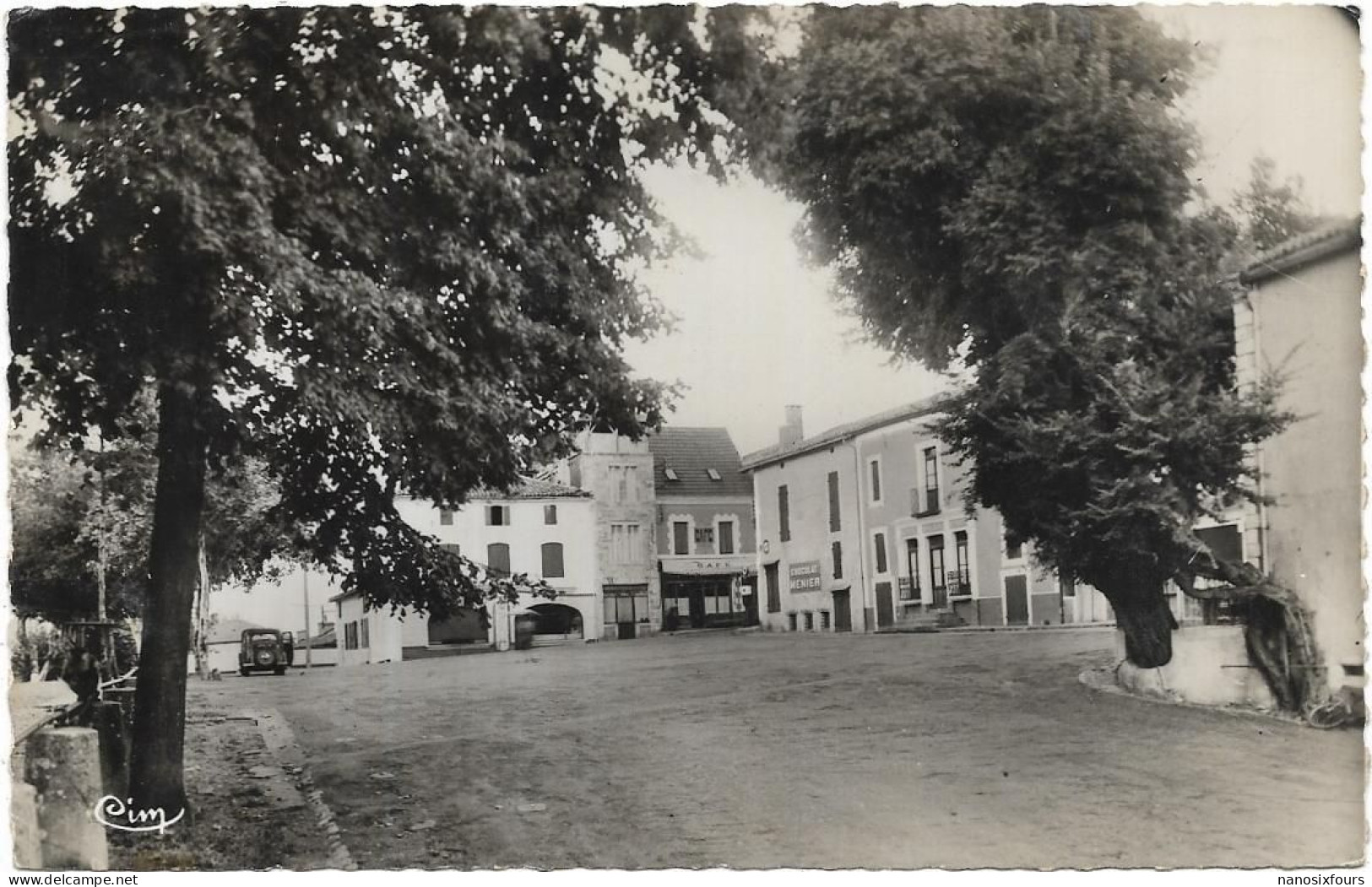 D 40.MONTFORT  PLACE DU MARECHAL FOCH.  CARTE ECRITE - Montfort En Chalosse