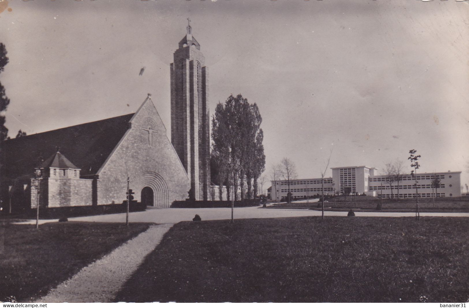 CPSM 39 @ JURA - TAVAUX - Les Cités , L'Eglise Et Le Centre Médico Social En 1953 - Tavaux