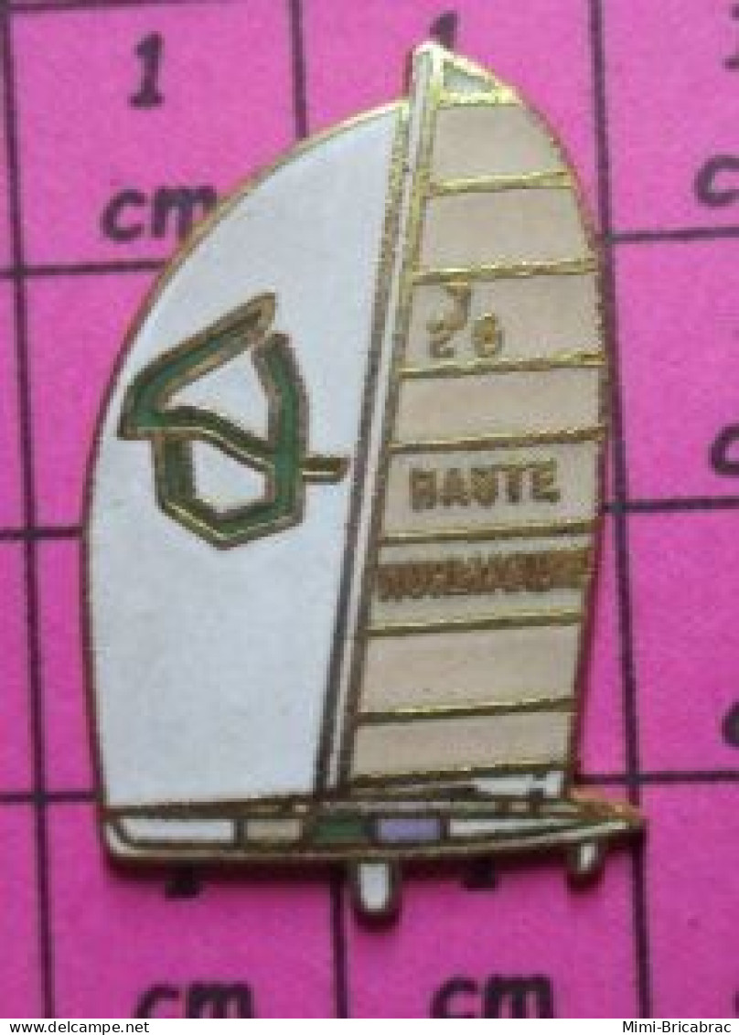 319 Pin's Pins : Rare Et Belle Qualité / BATEAUX / VOILIER F276 HAUTE NORMANDIE REGATE COURSE  Par CAROLINE LISFRANC - Sailing, Yachting