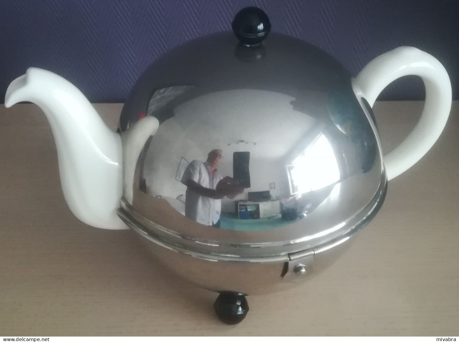 VINTAGE OUDE KERAMIEKEN WITTE THEEPOT IN WARMHOUDER - Teapots