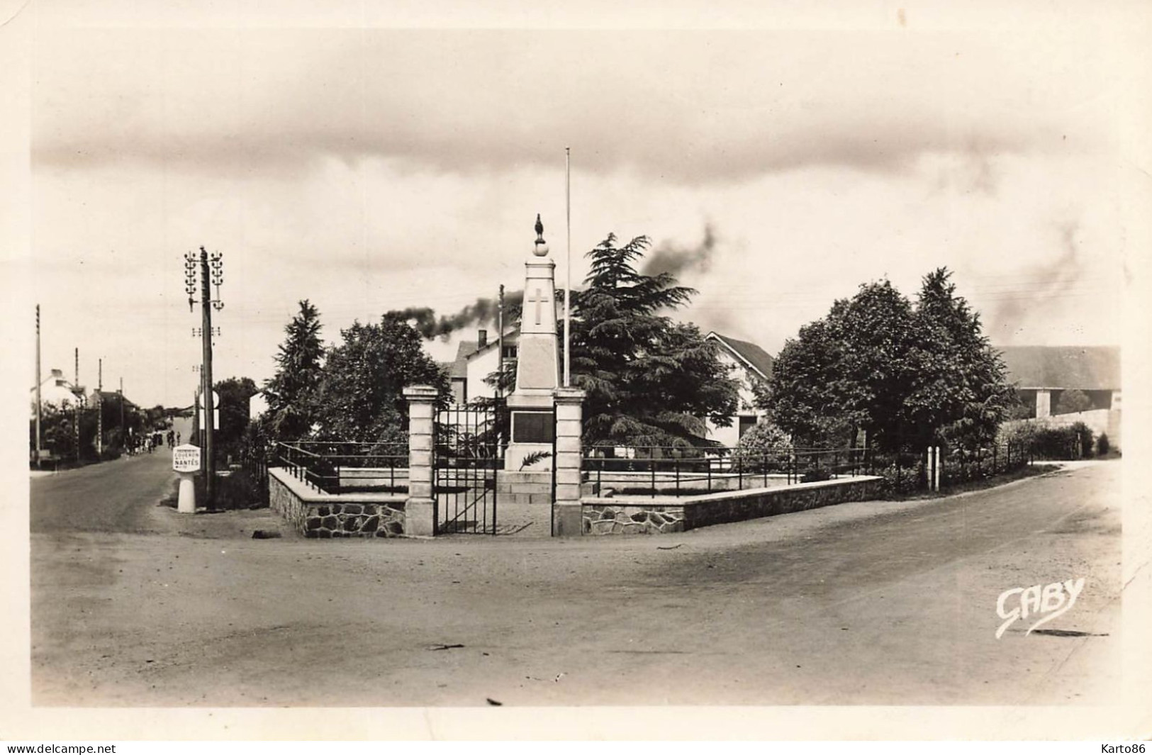 St étienne De Montluc * Carrefour Des Routes Et Le Monument Aux Morts - Saint Etienne De Montluc