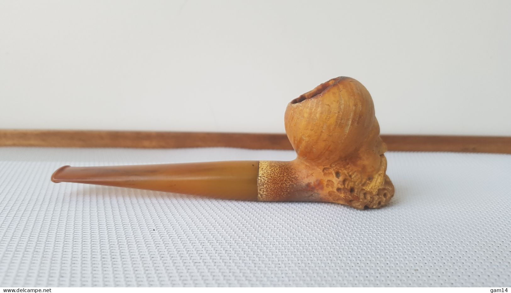 Jolie Pipe Ancienne. Fourneau Finement Sculpté. Bel Objet De Collection - Pipes En Bruyère