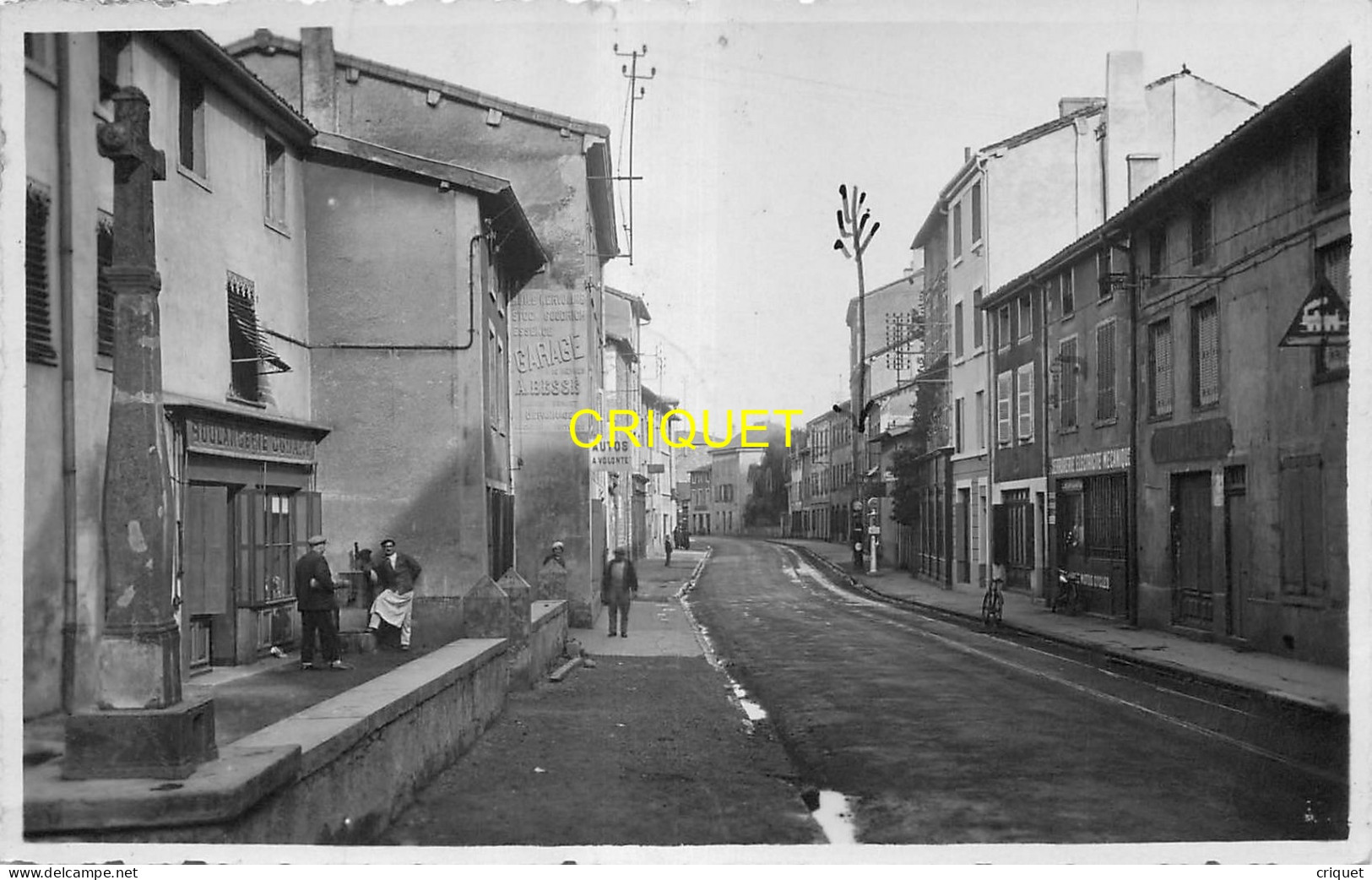 69 Pontcharra Sur Turdine, Une Rue, Commerces, Boulanger Devant Sa Boutique, Pompe Essence ... - Pontcharra-sur-Turdine