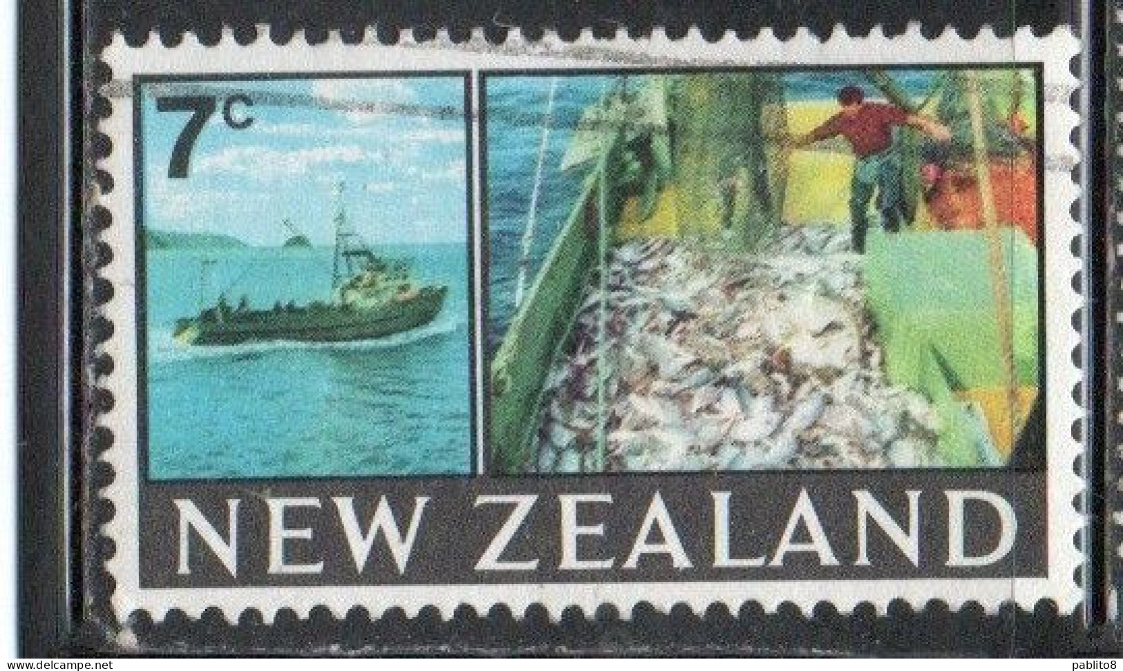 NEW ZEALAND NUOVA ZELANDA 1968 1969 TRAWLER AND CATCH 7c USED USATO OBLITERE' - Used Stamps