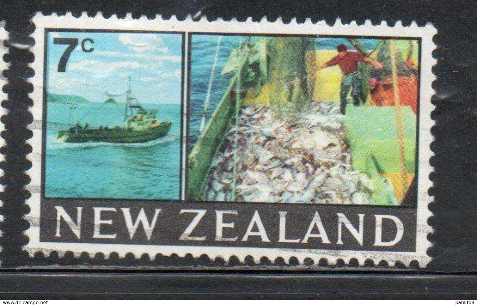 NEW ZEALAND NUOVA ZELANDA 1968 1969 TRAWLER AND CATCH 7c USED USATO OBLITERE' - Used Stamps