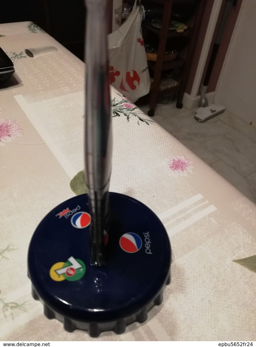 Bouteille De PEPSI Sur Un Bouchon  Hauteur Bouteille 13cm Diametre Du Bouchon 9,5 - Bottiglie