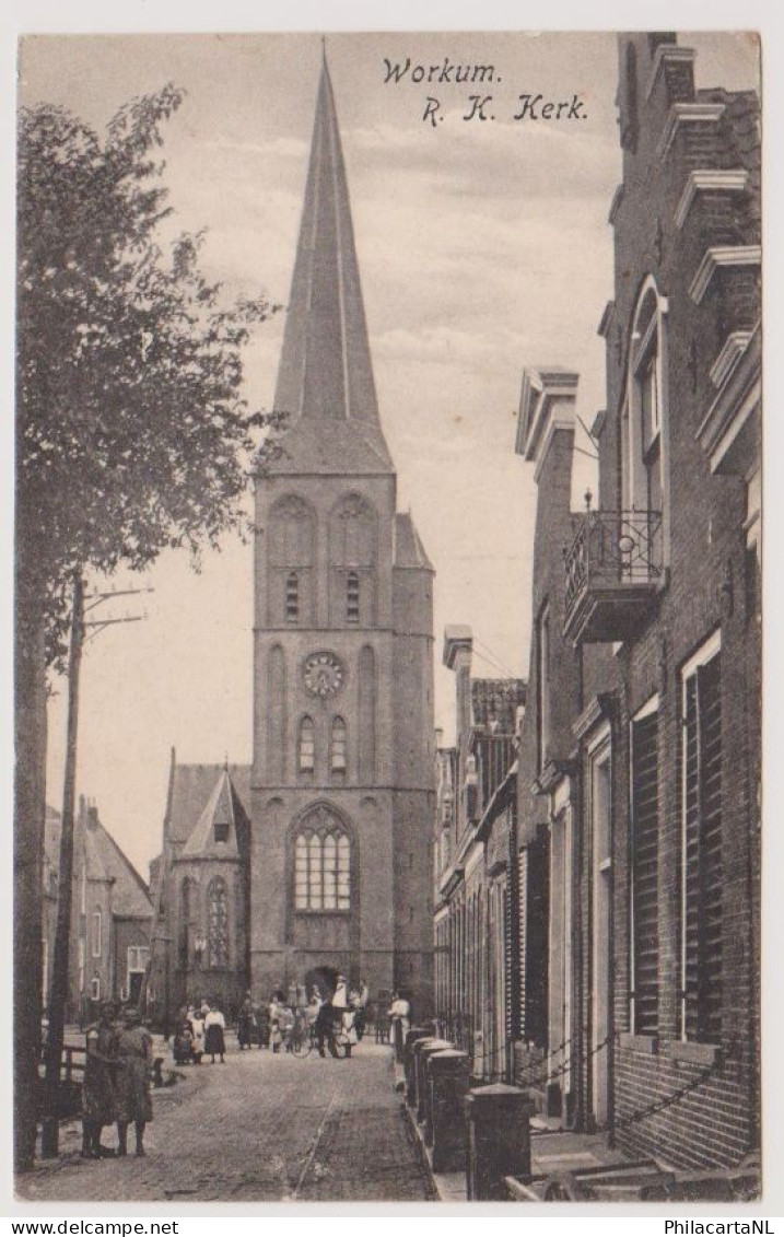 Workum - R.K. Kerk Met Volk - Workum