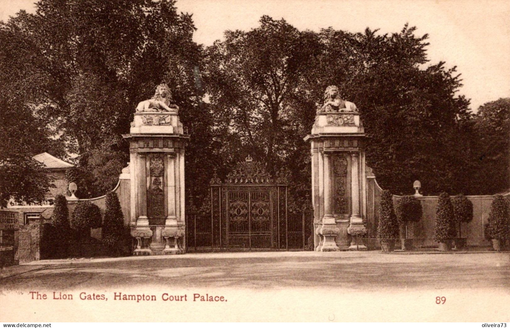 HAMPTON COURT PALACE - The Lion Gates - Hampton Court