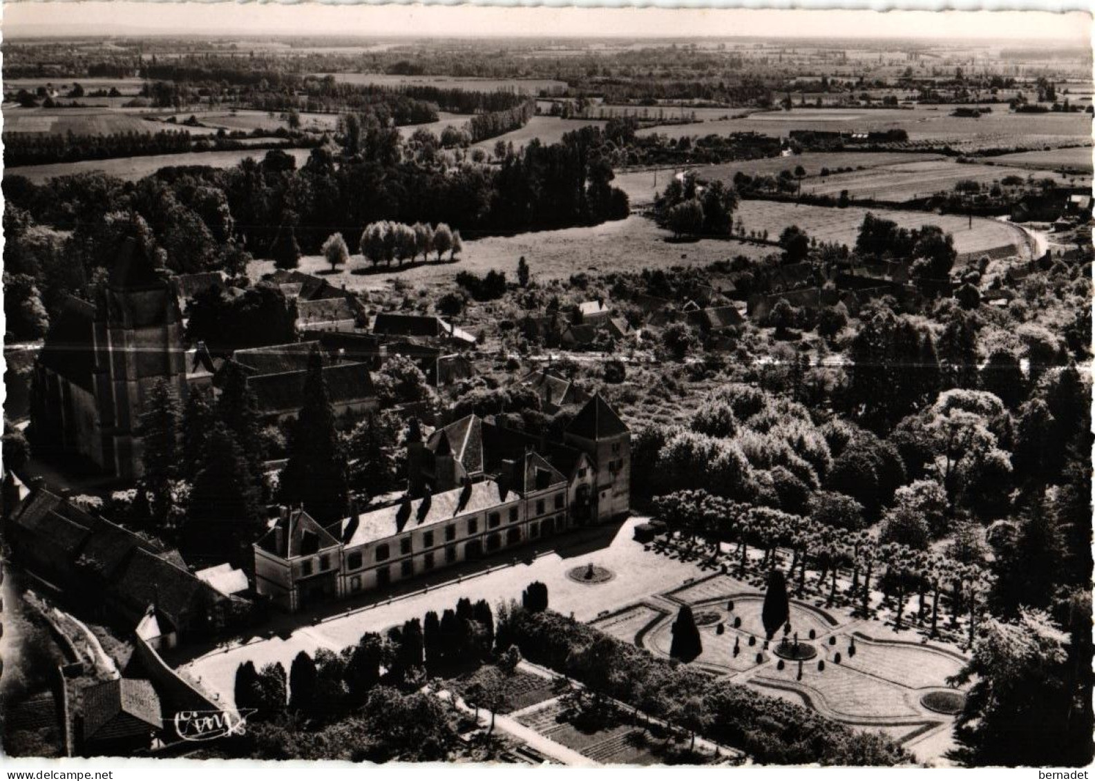 18 . MASSAY . VUE AERIENNE .    ( Trait Blanc Pas Sur Original ) - Massay