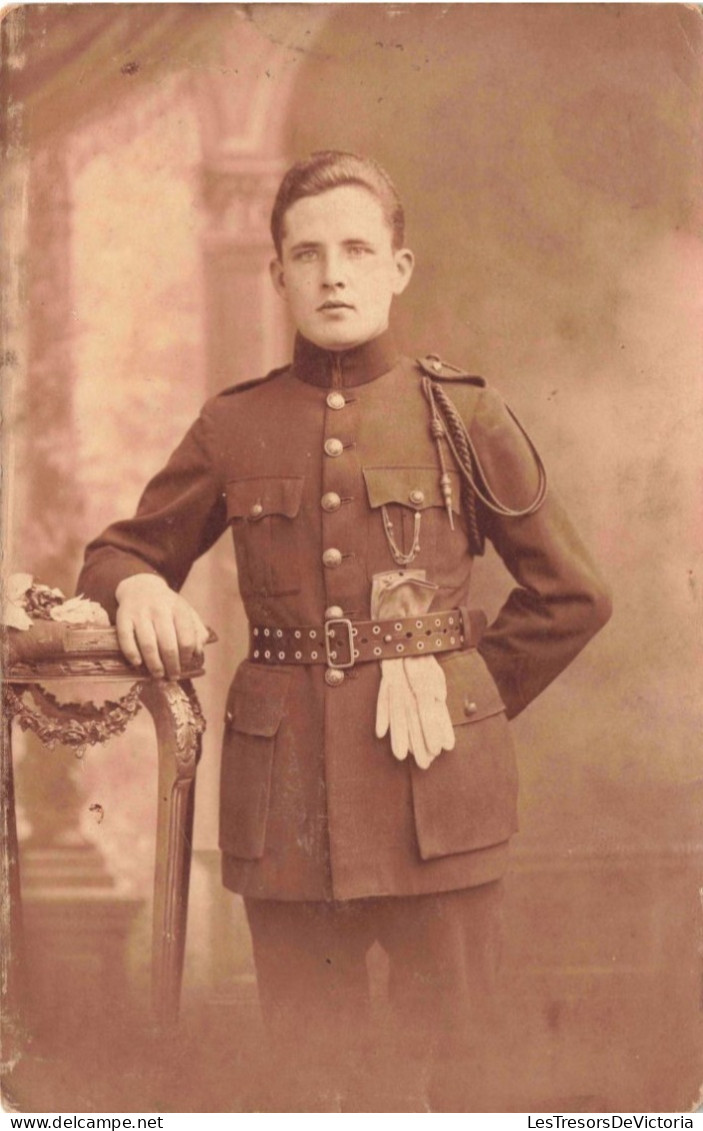 MILITARIA - Portrait - Un Militaire -  Carte Postale Ancienne - Uniformes