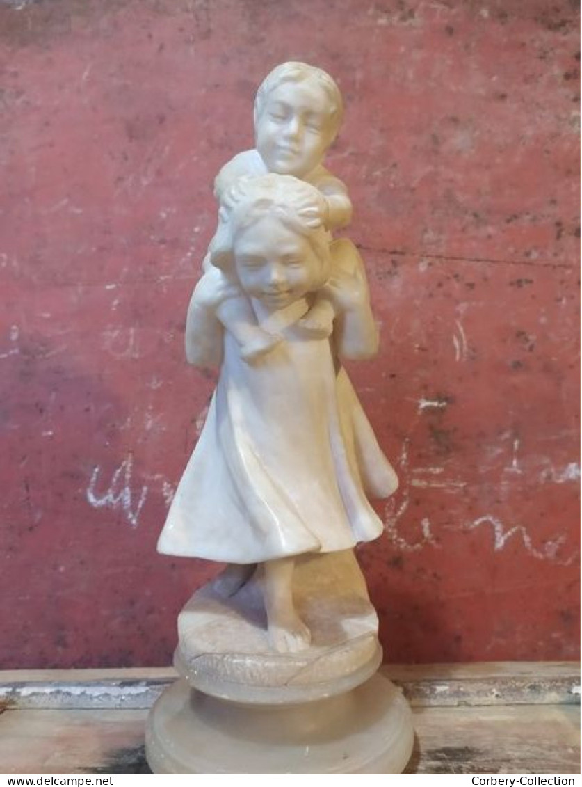 Sculpture XIXème en Albâtre Enfants Jouant Fillette Portant son Frêre sur le dos