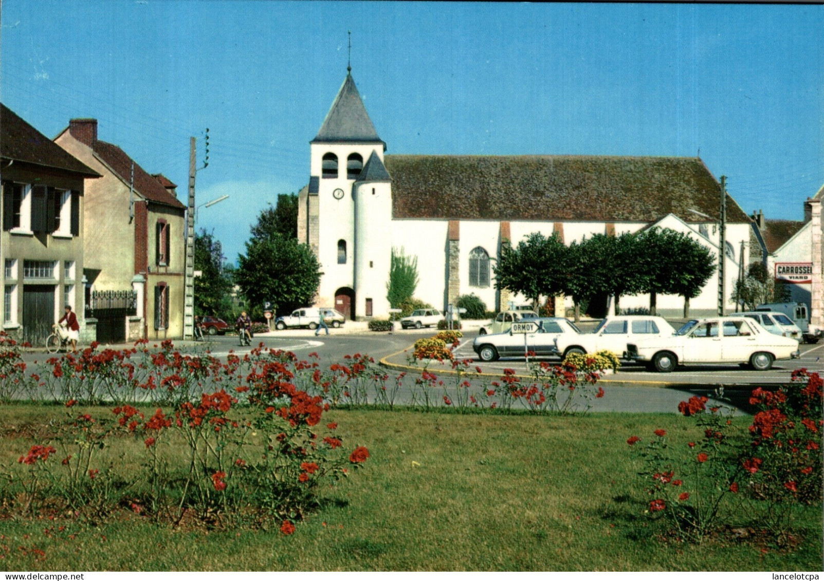 89 - CHENY / LA PLACE DE L'EGLISE - AUTOS - Cheny