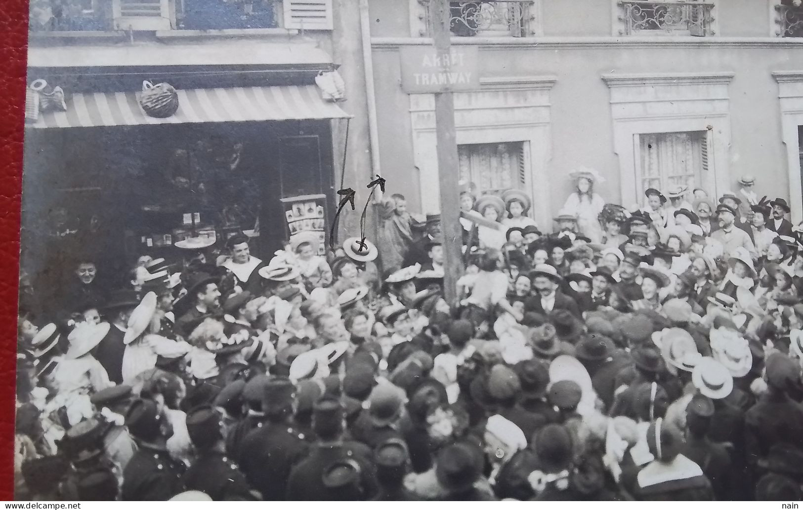 50 -  EQUEURDREVILLE - CARTE PHOTO -  " FETE DE LA SAINT AUGUSTIN " - DEVANT MAGASIN DU PHOTOGRAPHE ET ARRET DU TRAMWAY - Equeurdreville