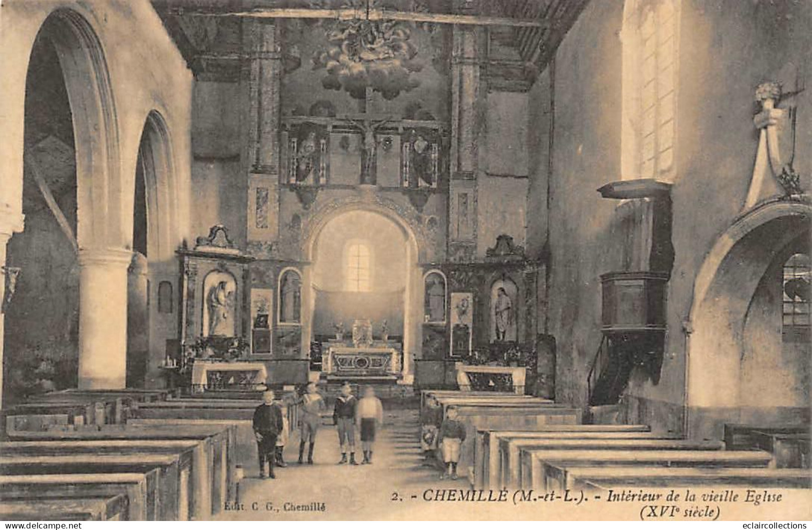 Chemillé     49      Intérieur De La Vieille église   N°2      (voir Scan) - Chemille