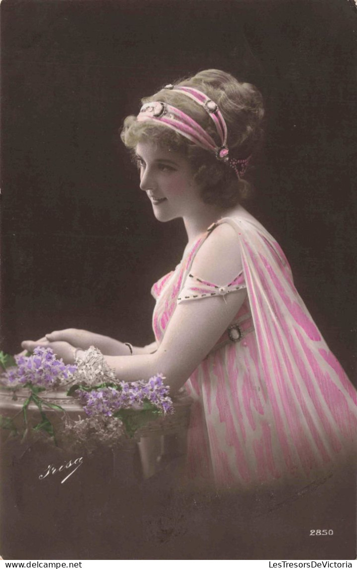 FANTAISIES - Femme En Robe Rose Sur Un Balcon - Colorisé - Carte Postale Ancienne - Vrouwen