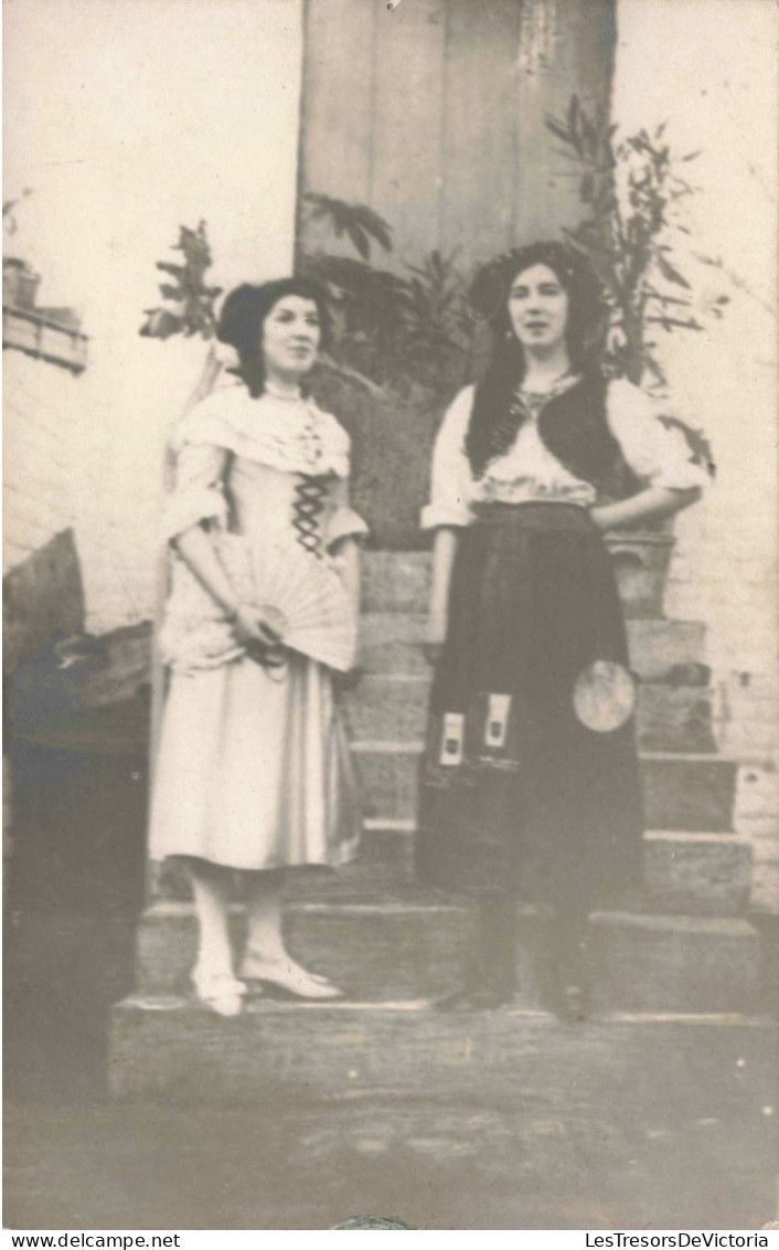 CARTE PHOTO - Portrait - Deux Femmes Sur  Une Marche D'escalier  - Carte Postale Ancienne - Fotografie