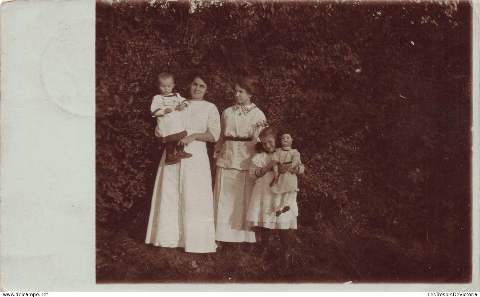 CARTE PHOTO - Portrait - Une Mère De Famille Avec Ses Enfants Et Sa Soeur  Dans La Nature - Carte Postale Ancienne - Fotografie