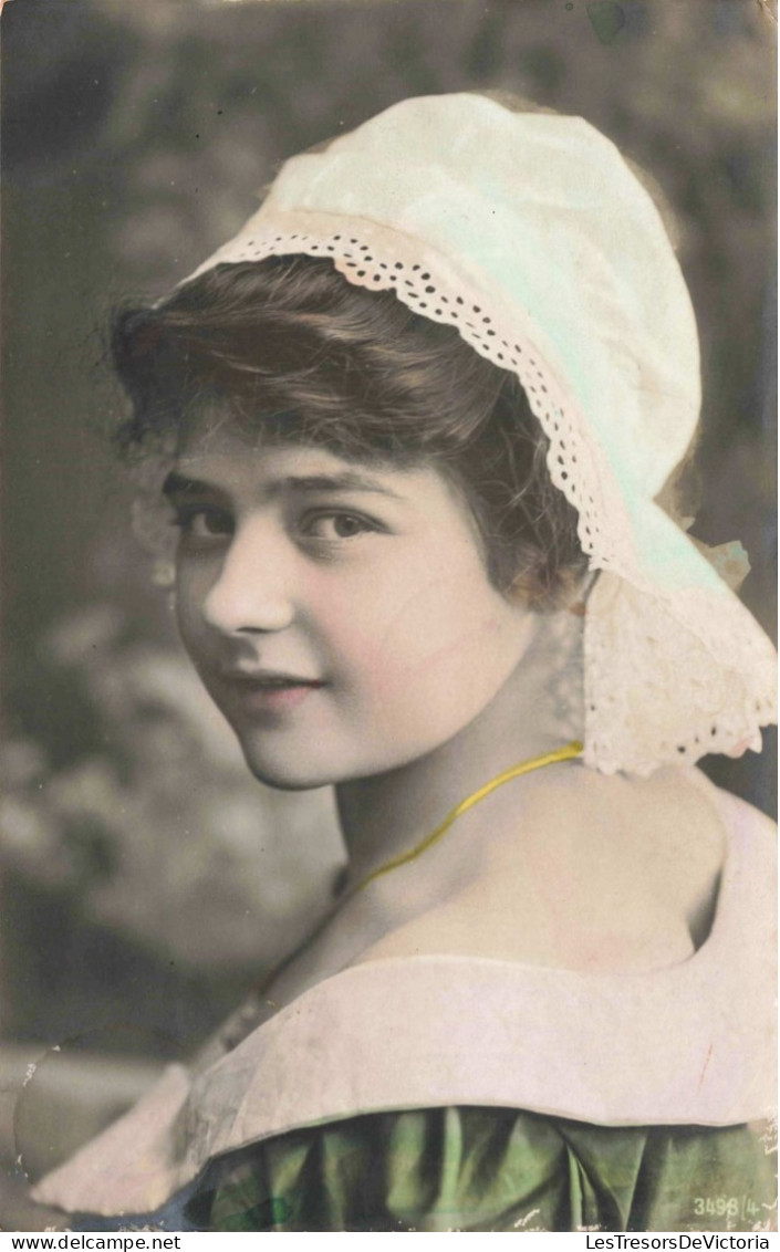 CARTE PHOTO - Portrait D'une Jeune Fille Avec Un Collier En Or - Colorisé -  Carte Postale Ancienne - Photographs