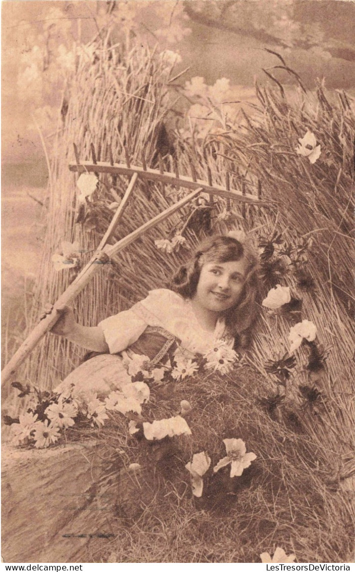 Enfants -  Portrait D'une Petite Fille Dans Une Meule De Foins - Rateau -  Carte Postale Ancienne - Abbildungen